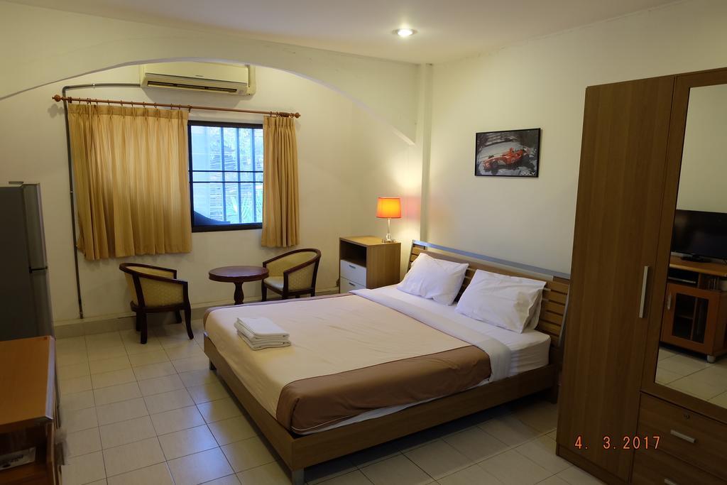 Piccolo Restaurant And Guest House Pattaya Buitenkant foto